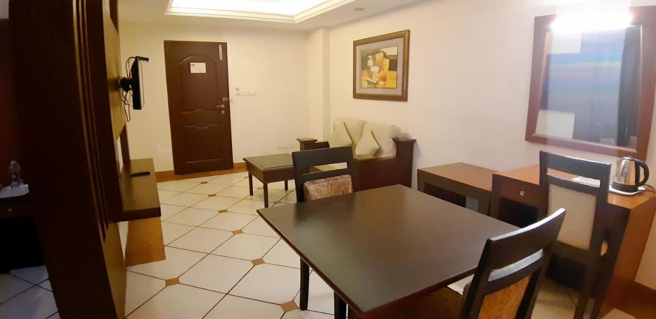 Emarald Hotel Cochin Kochi Exterior photo