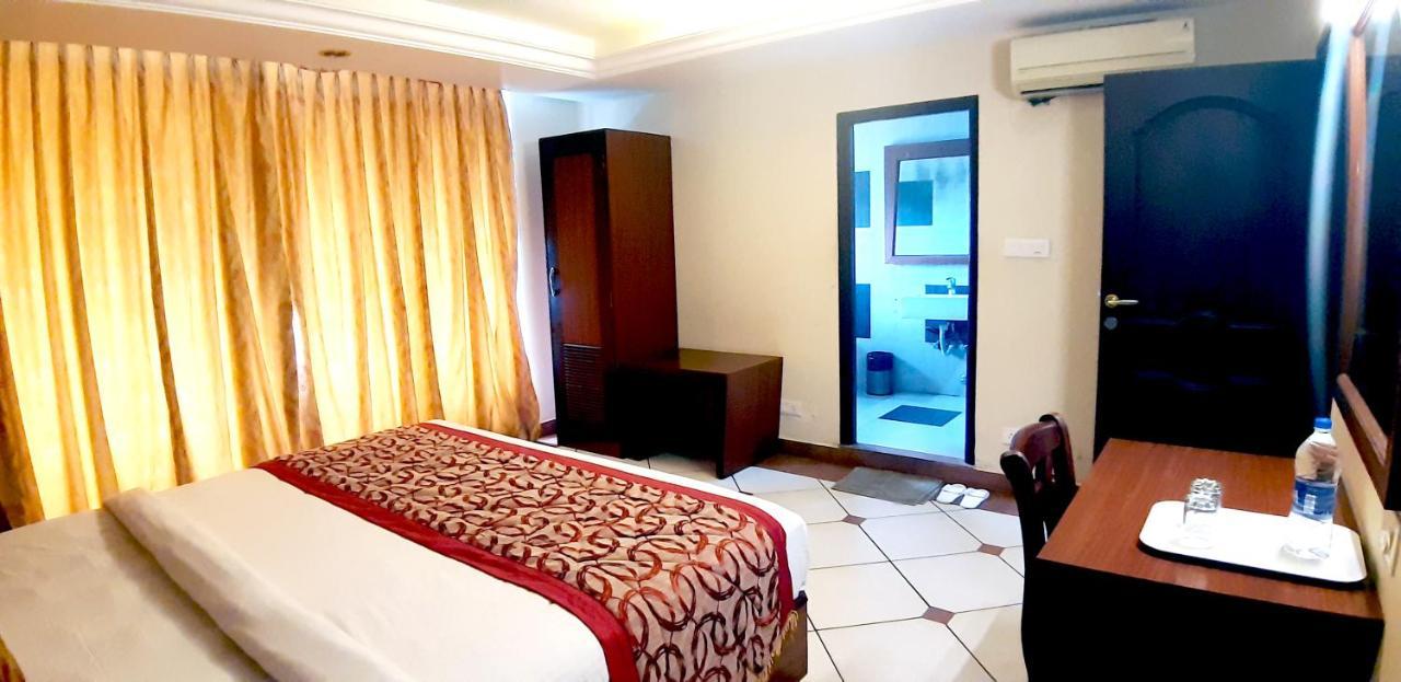 Emarald Hotel Cochin Kochi Exterior photo