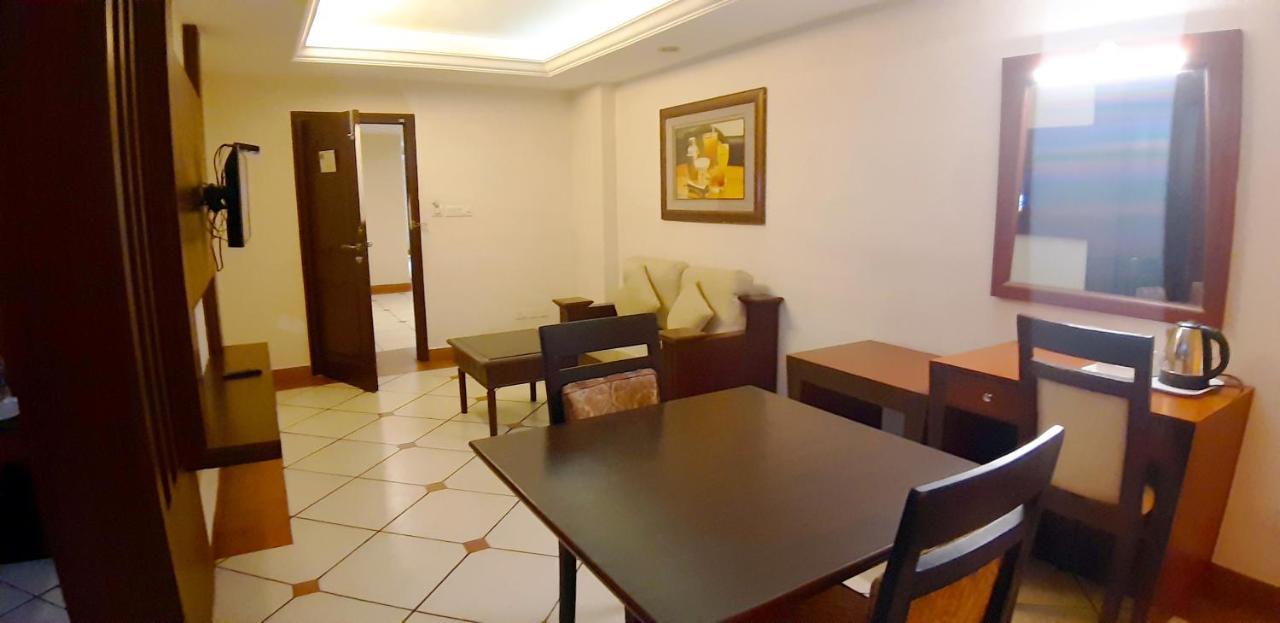 Emarald Hotel Cochin Kochi Exterior photo