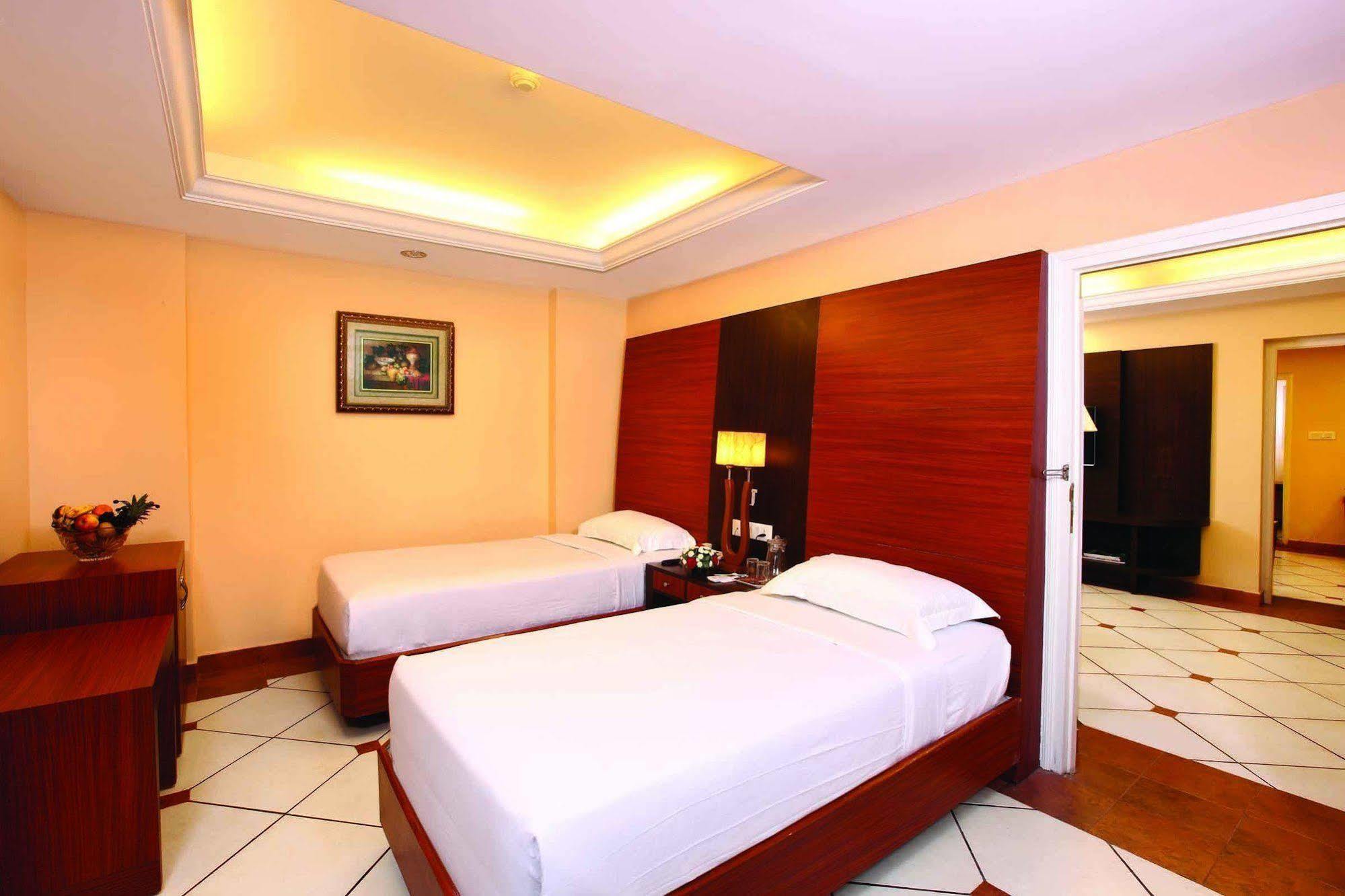 Emarald Hotel Cochin Kochi Exterior photo